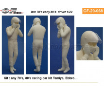 Gf models - Pilote 1970 enlevant son casque